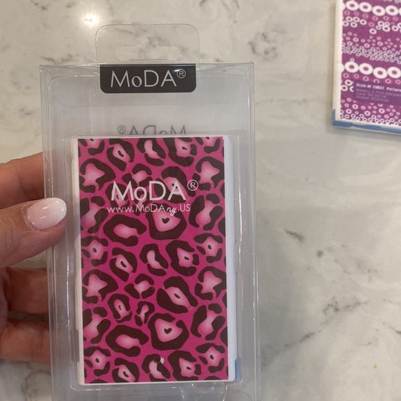 MoDa New York Patterned Phone Chargers - Pink, Green, Multicolor - Picture 4 of 5